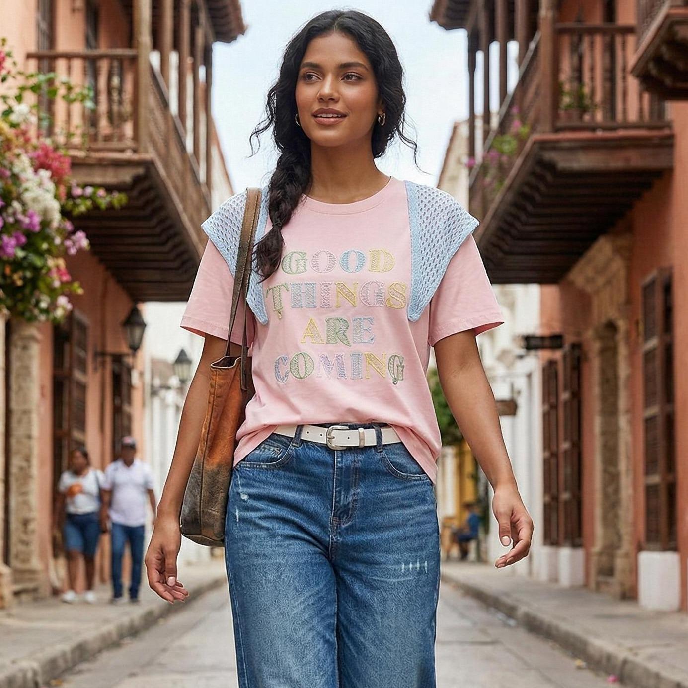 Playera "Good Things Are Coming" | Azul · Rosa