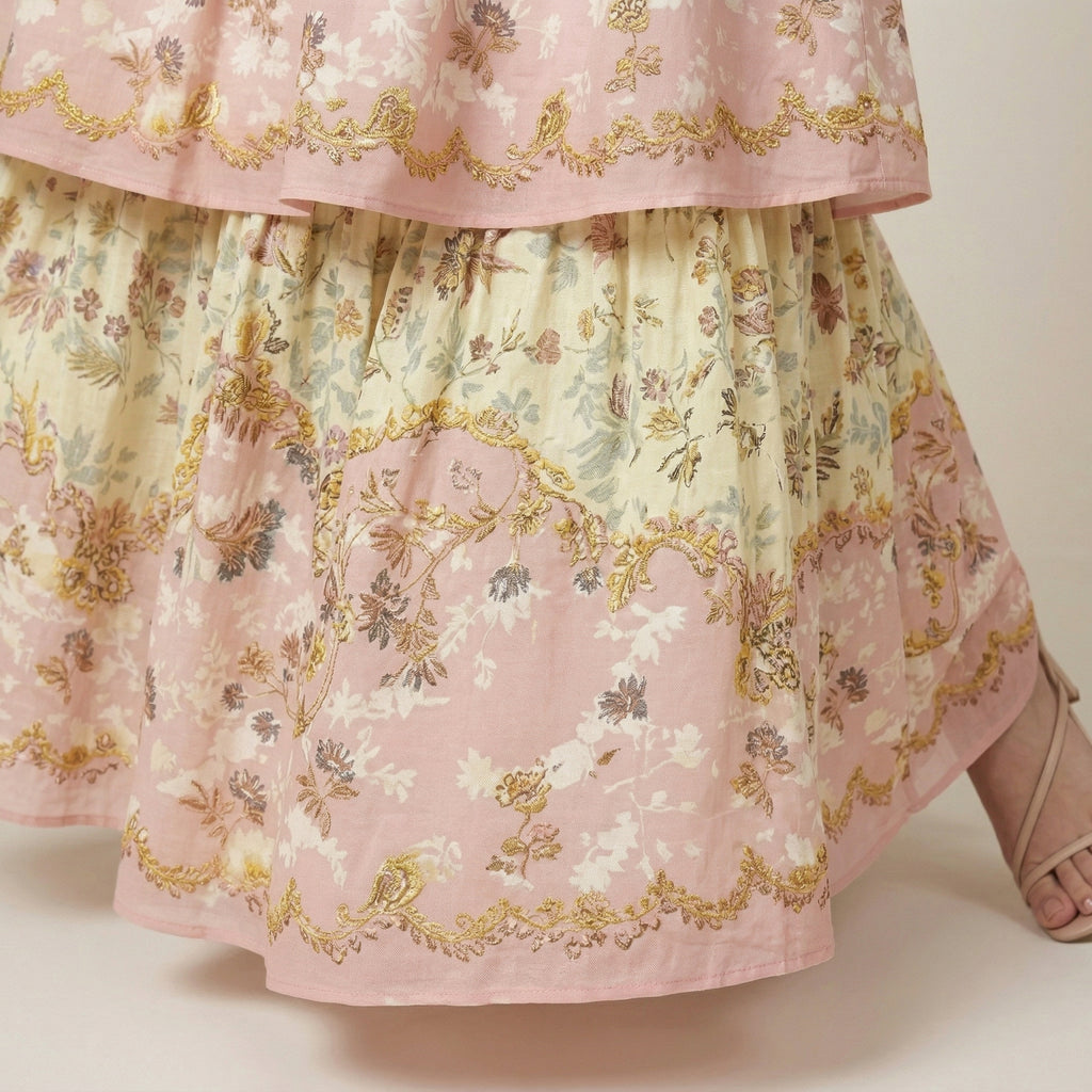 9517 Vestido Capas con Estampado Barroco – Rosa y Dorado Ideal para Fiestas