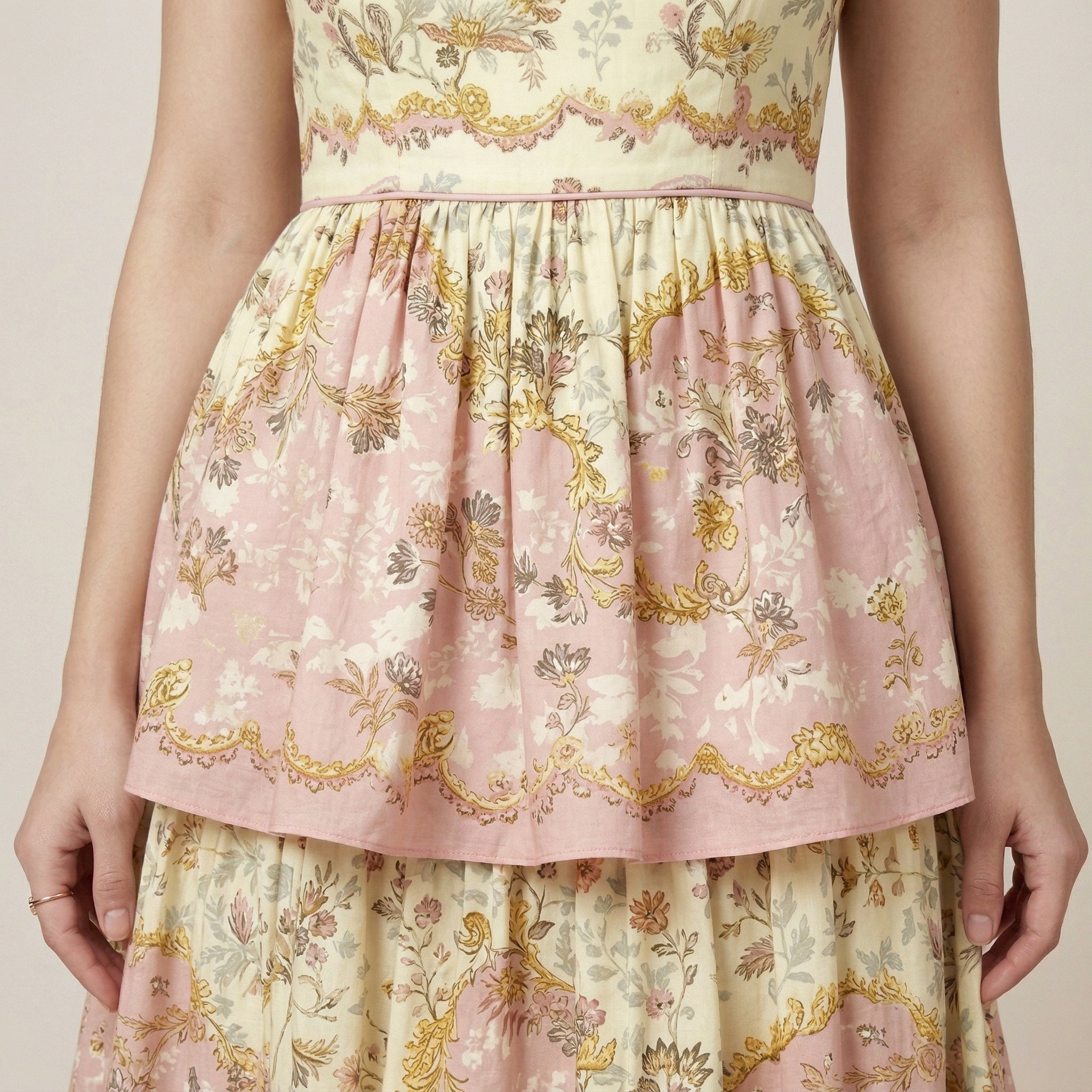9517 Vestido Capas con Estampado Barroco – Rosa y Dorado Ideal para Fiestas