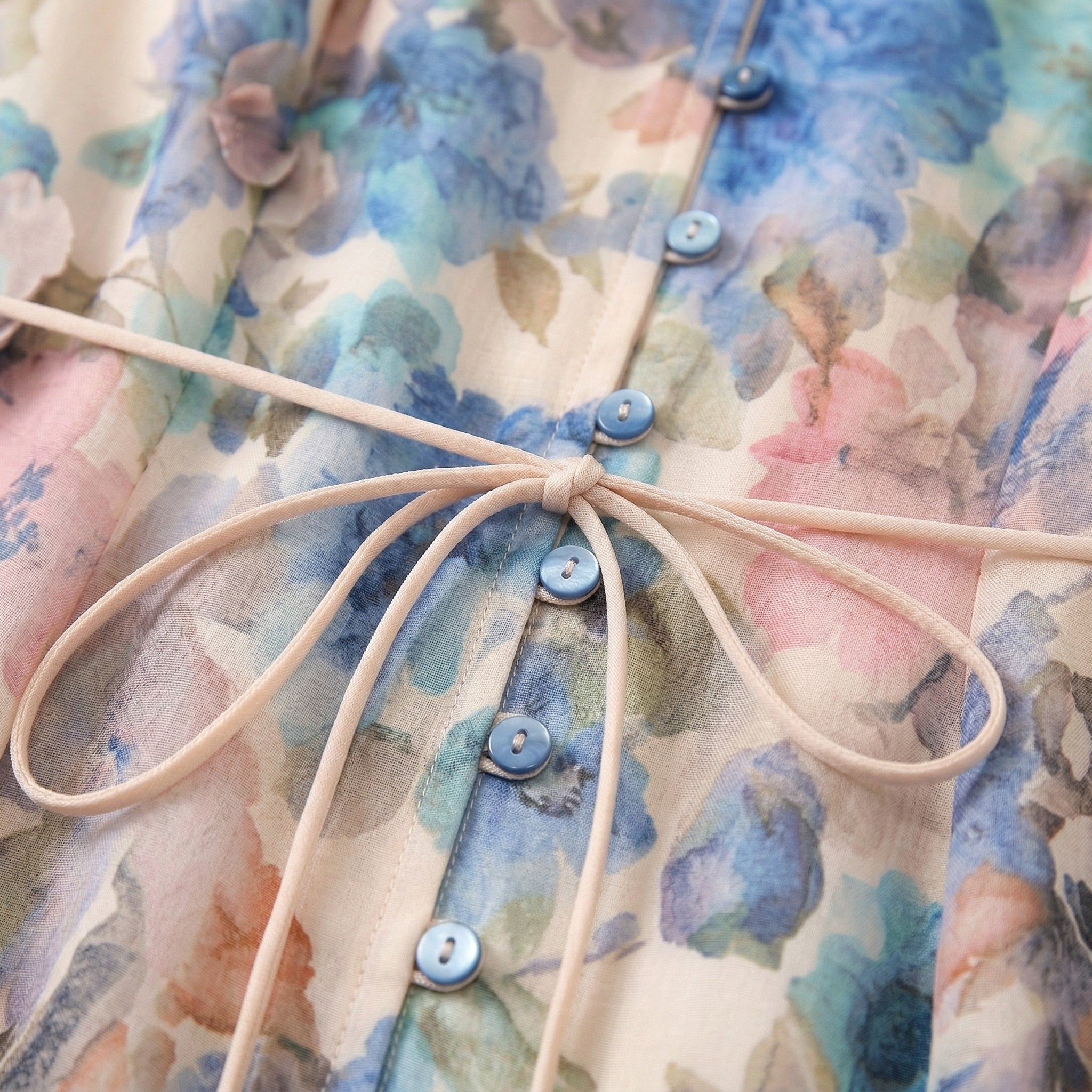 9661 Vestido con Estampado Acuarela en Azul y Rosa, Hojas en 3D – Cuello Mao, Elegancia Boho Chic