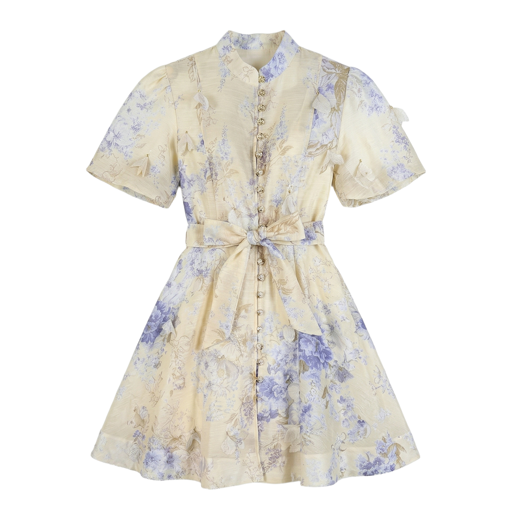 9555 Vestido Floral en Azul Lavanda y Crema – Botones Dorados y Detalles en 3D