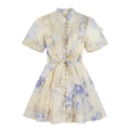 9555 Vestido Floral en Azul Lavanda y Crema – Botones Dorados y Detalles en 3D