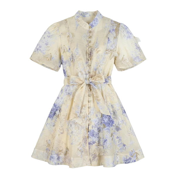 9555 Vestido Floral en Azul Lavanda y Crema – Botones Dorados y Detalles en 3D