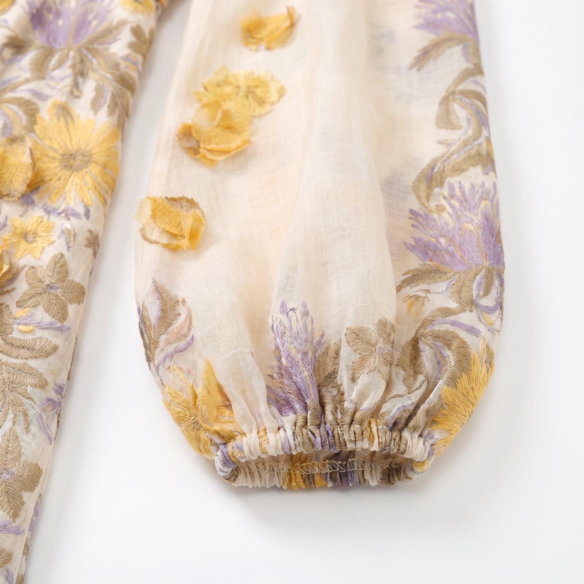 9661 Vestido Amarillo con Flores 3D en Lilas  Manga Larga Cinturón Lazada ¡Romántico y Único!
