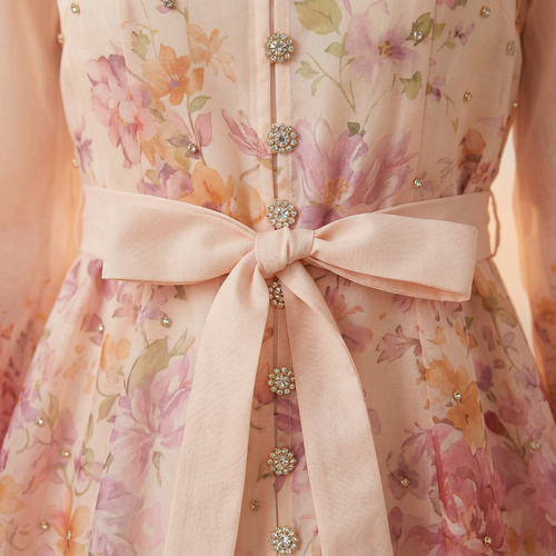 2968 Vestido Rosa Pálido con Pedrería y Flores Impresas – Elegancia Dulce y Femenina