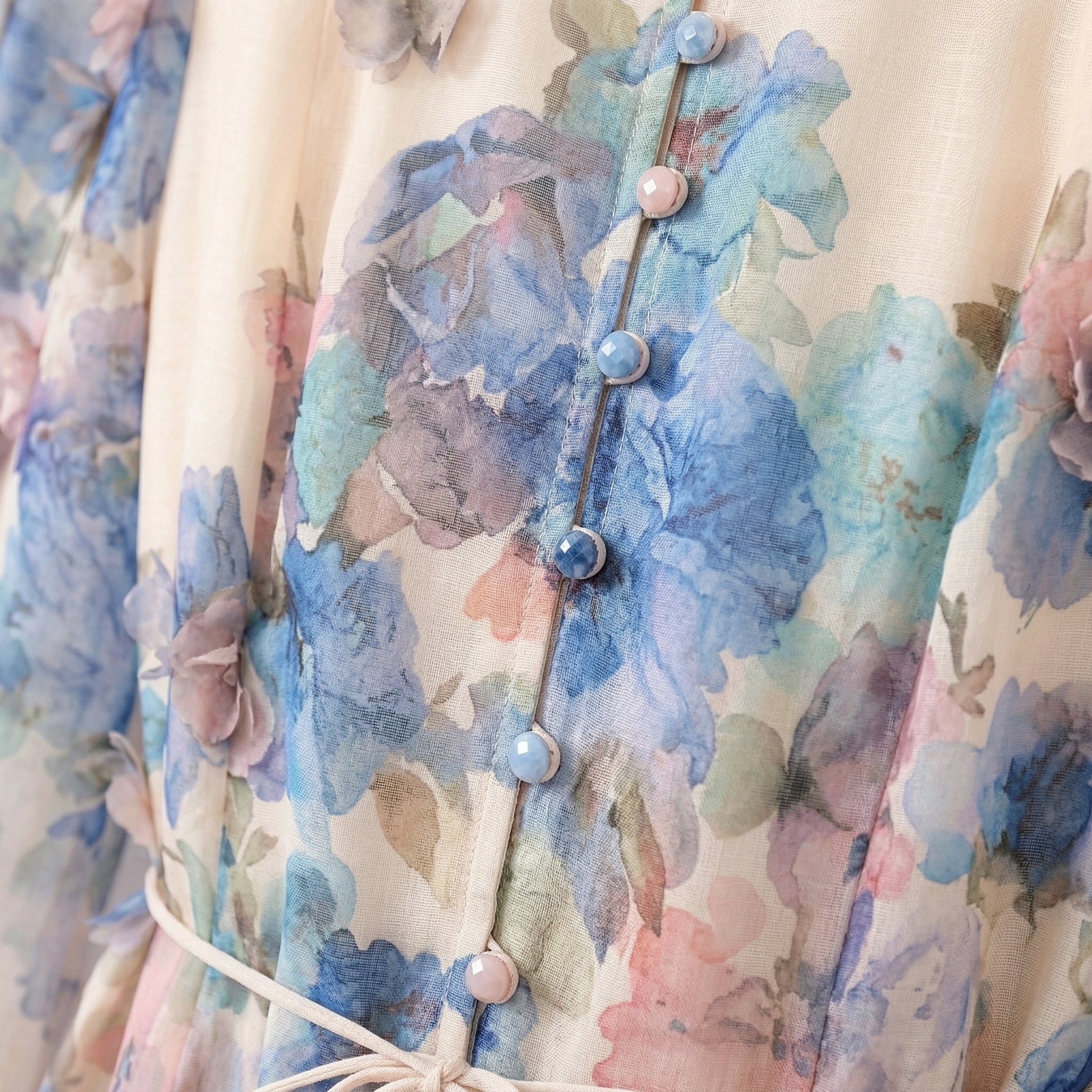 9661 Vestido con Estampado Acuarela en Azul y Rosa, Hojas en 3D – Cuello Mao, Elegancia Boho Chic