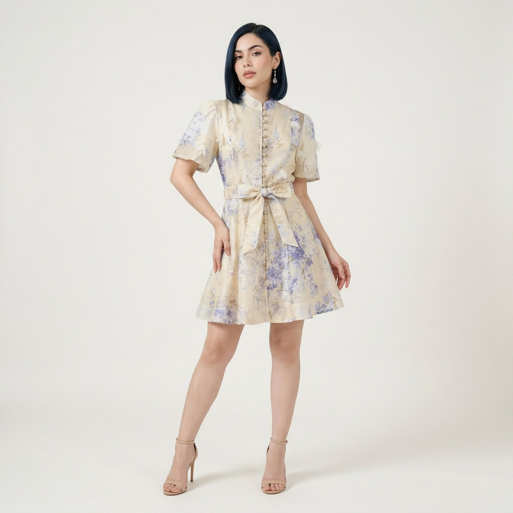 9555 Vestido Floral en Azul Lavanda y Crema – Botones Dorados y Detalles en 3D
