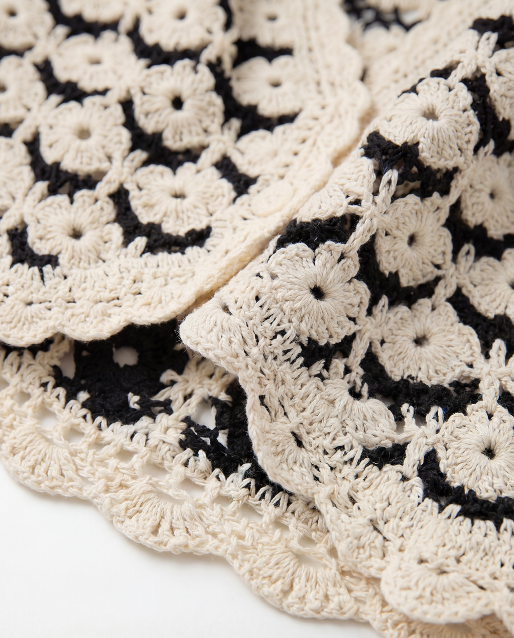 Chaleco Crochet Floral Escote V Negro - nn.studio Style 0004