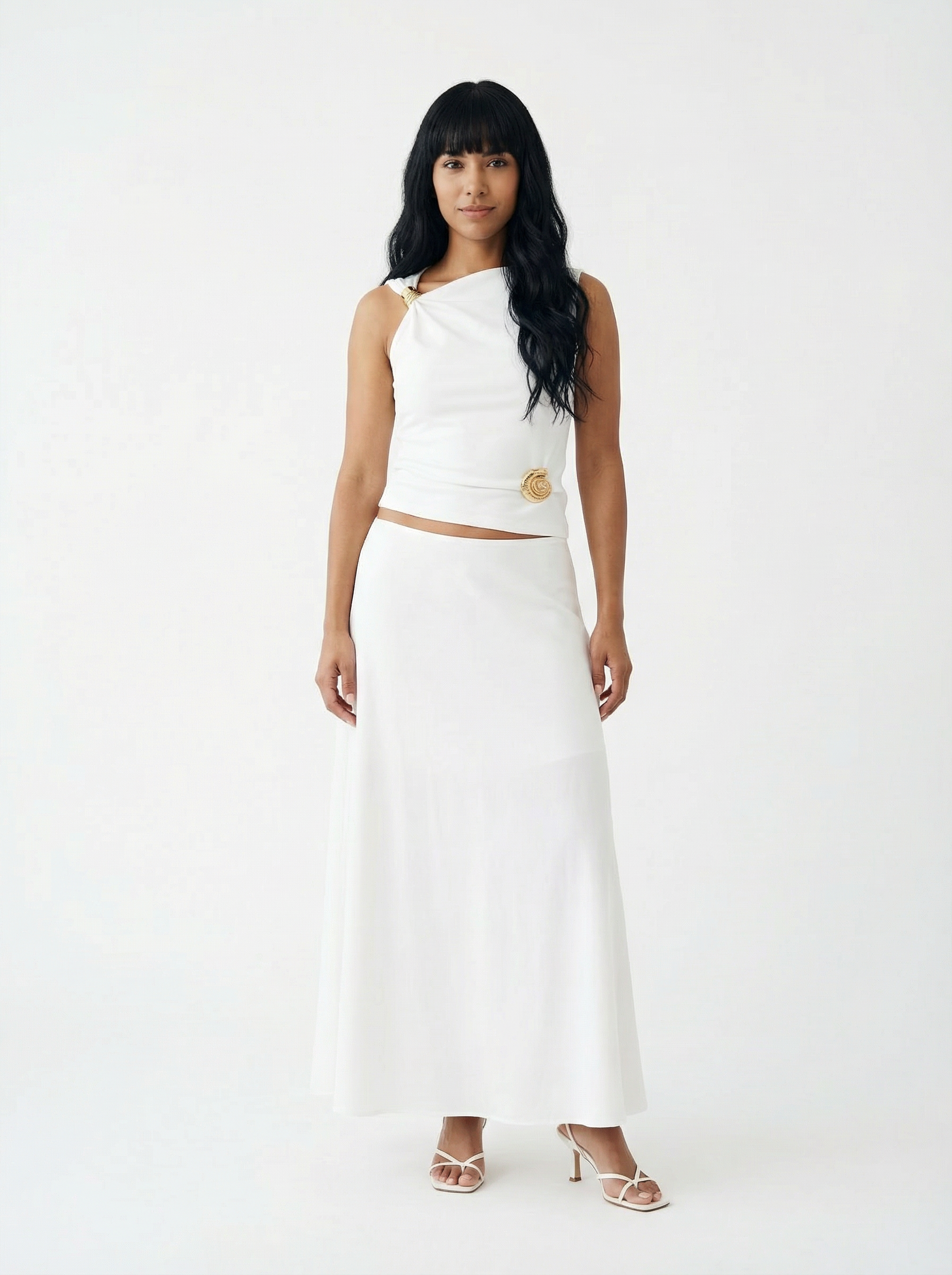 Top Asimétrico con Broche Dorado Blanco - nn.studio Style 6730