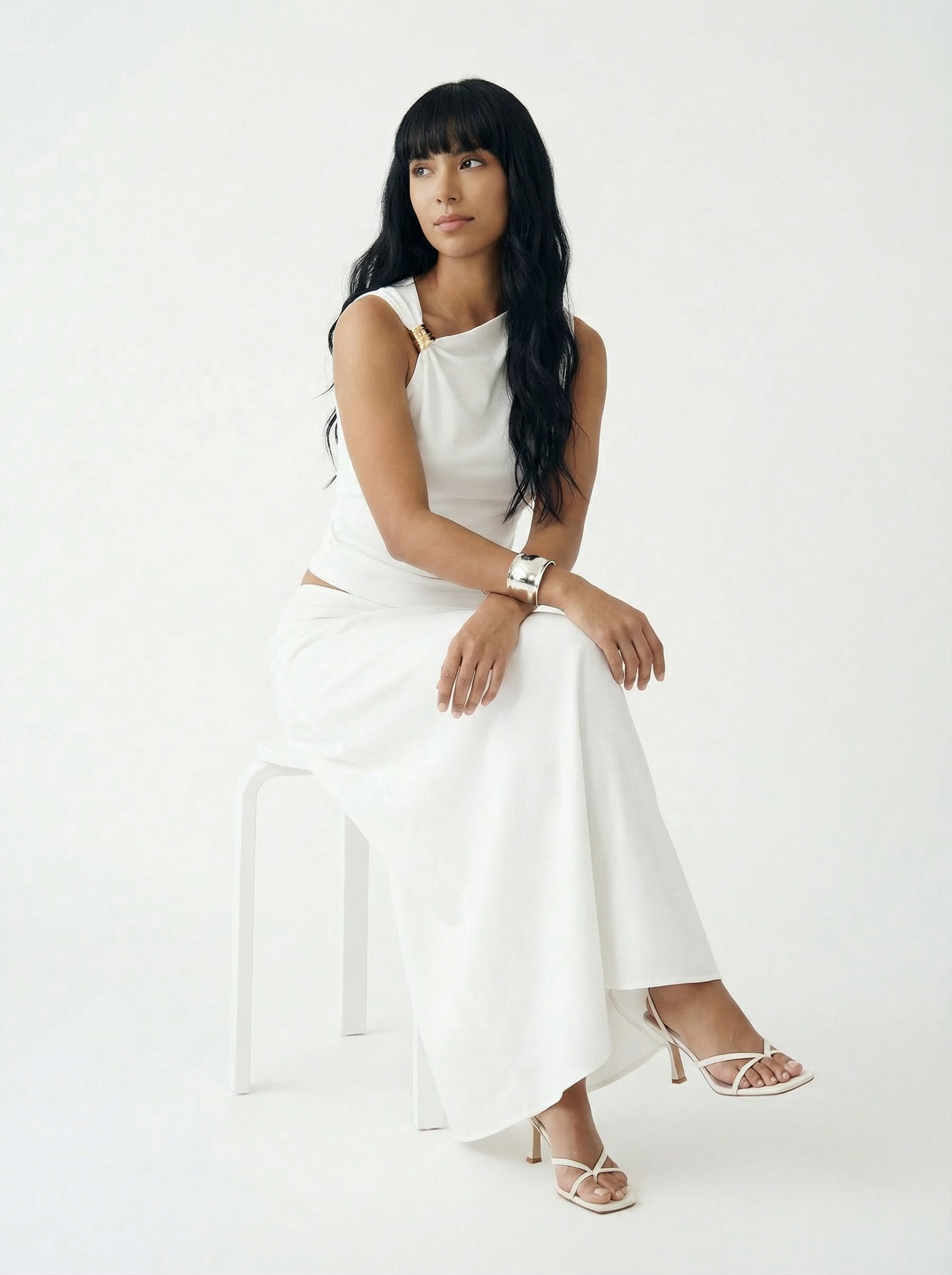 Top Asimétrico con Broche Dorado Blanco - nn.studio Style 6730