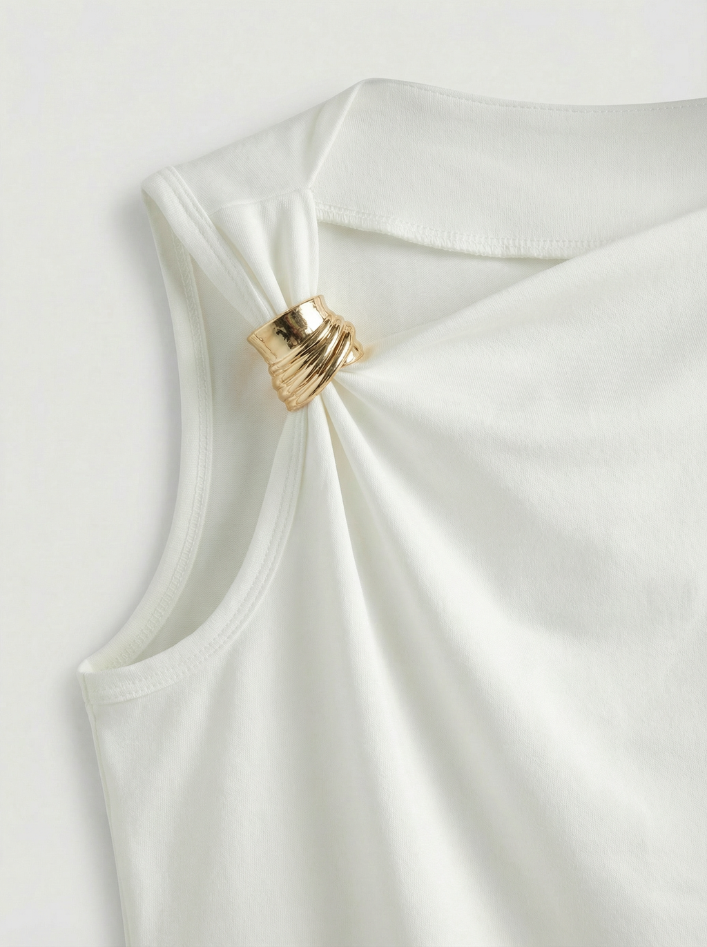Top Asimétrico con Broche Dorado Blanco - nn.studio Style 6730