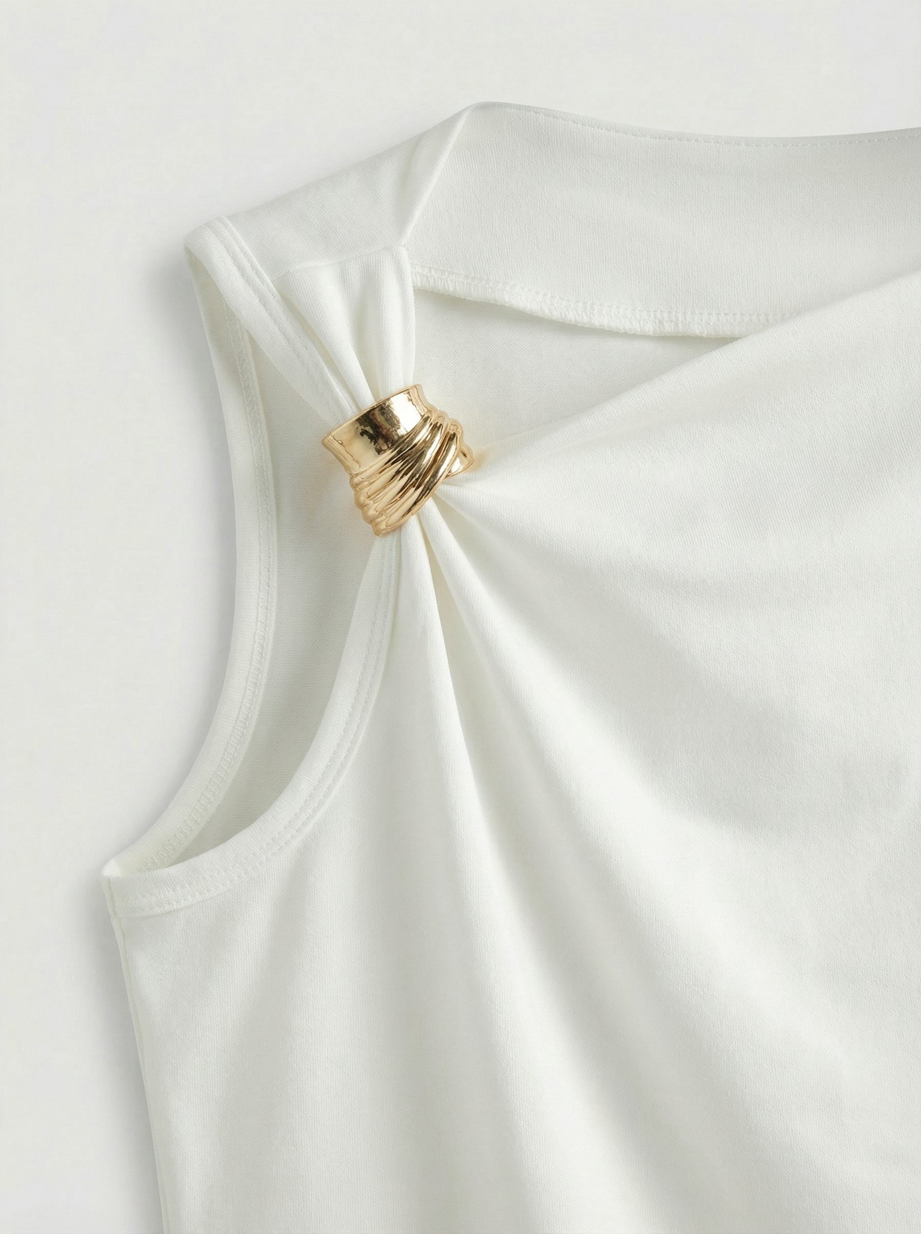 Top Asimétrico con Broche Dorado Blanco - nn.studio Style 6730