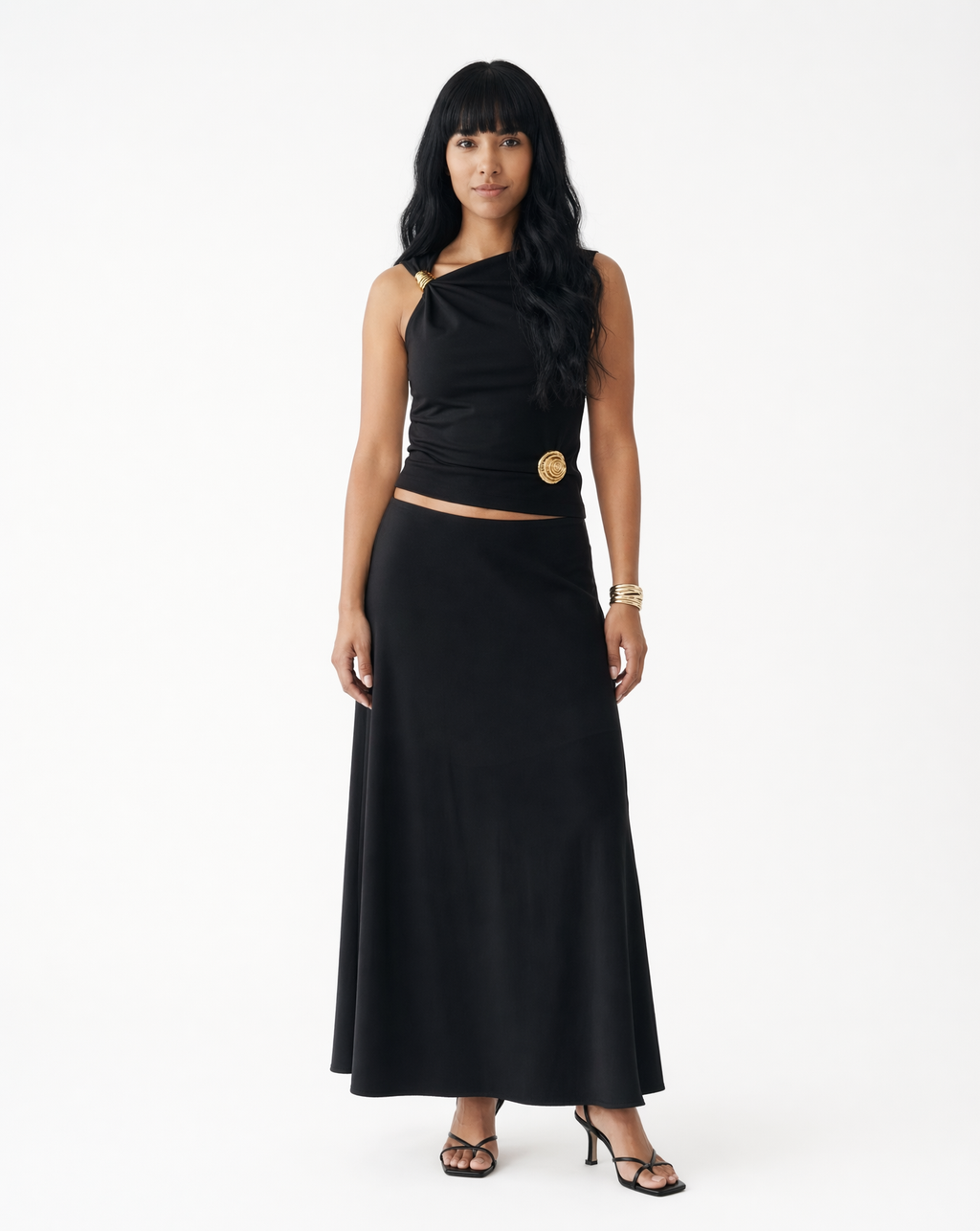 Top Asimétrico con Broche Dorado Negro - nn.studio Style 6730