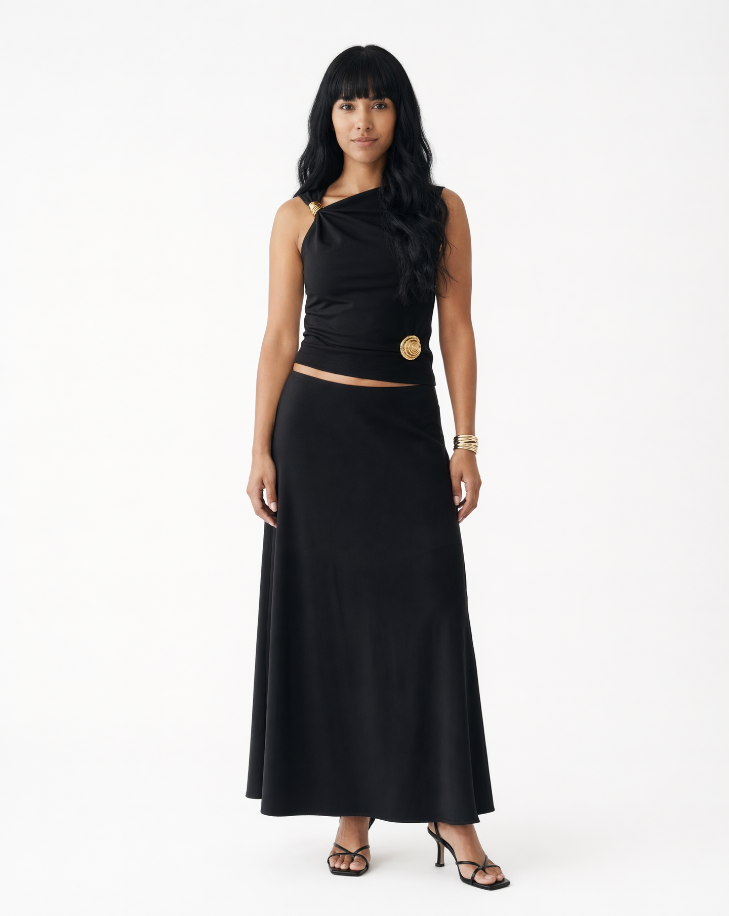 Top Asimétrico con Broche Dorado Negro - nn.studio Style 6730