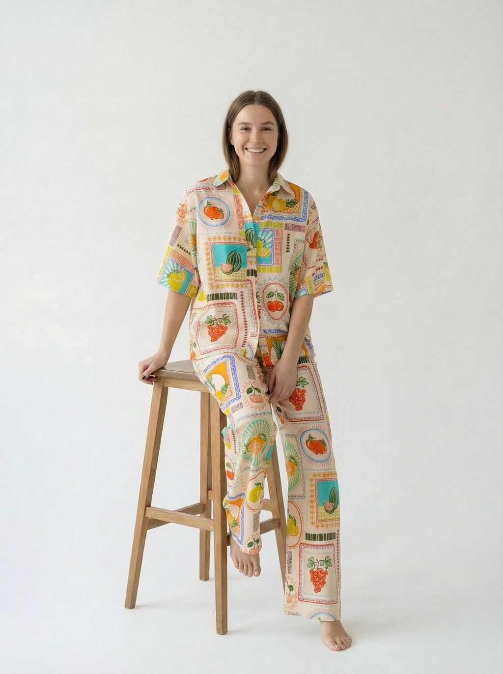 Conjunto Camisa + Pantalón Frutas Ilustradas Crema con frutas de colores - nn.studio Style 6598