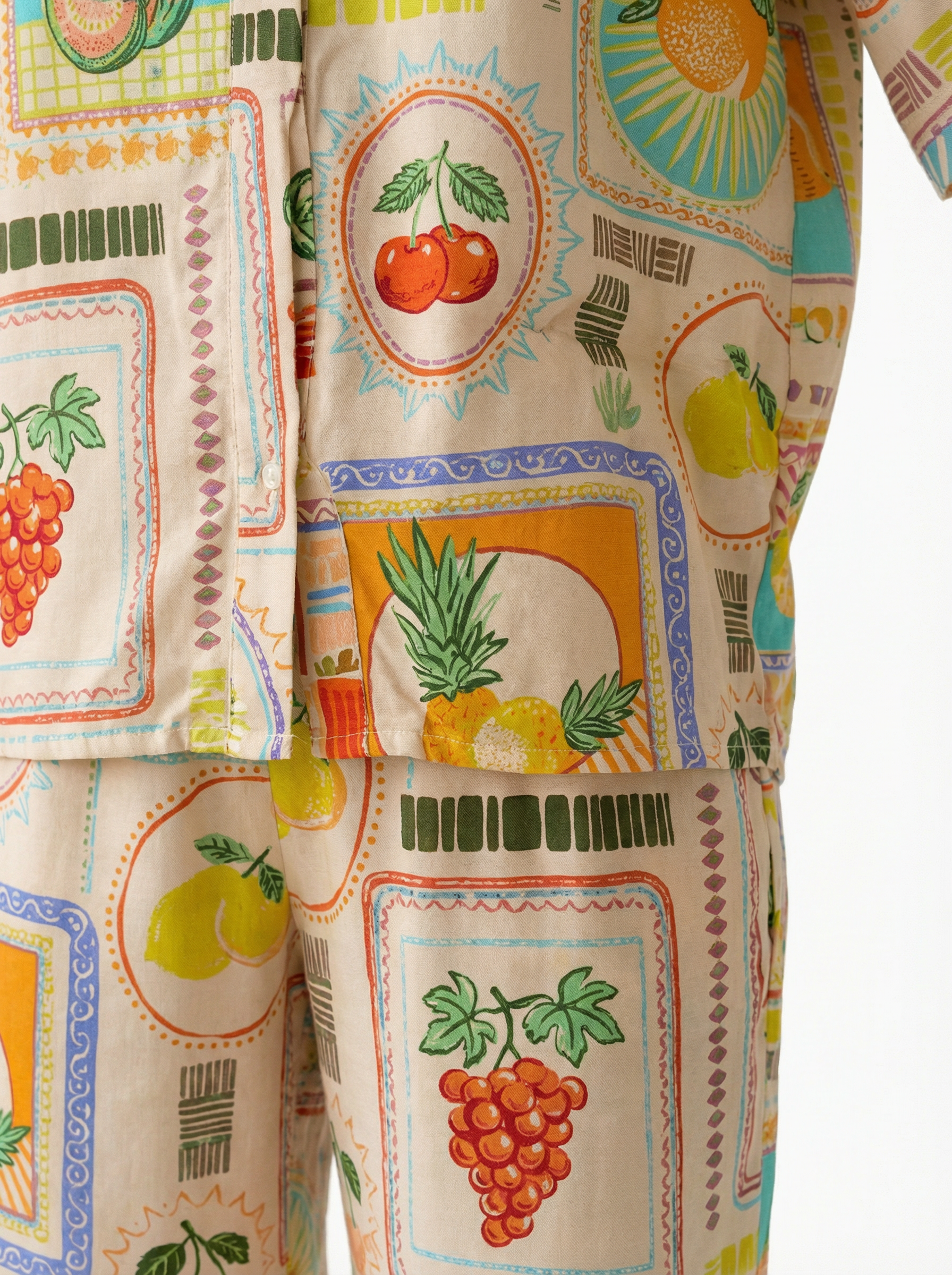 Conjunto Camisa + Pantalón Frutas Ilustradas Crema con frutas de colores - nn.studio Style 6598
