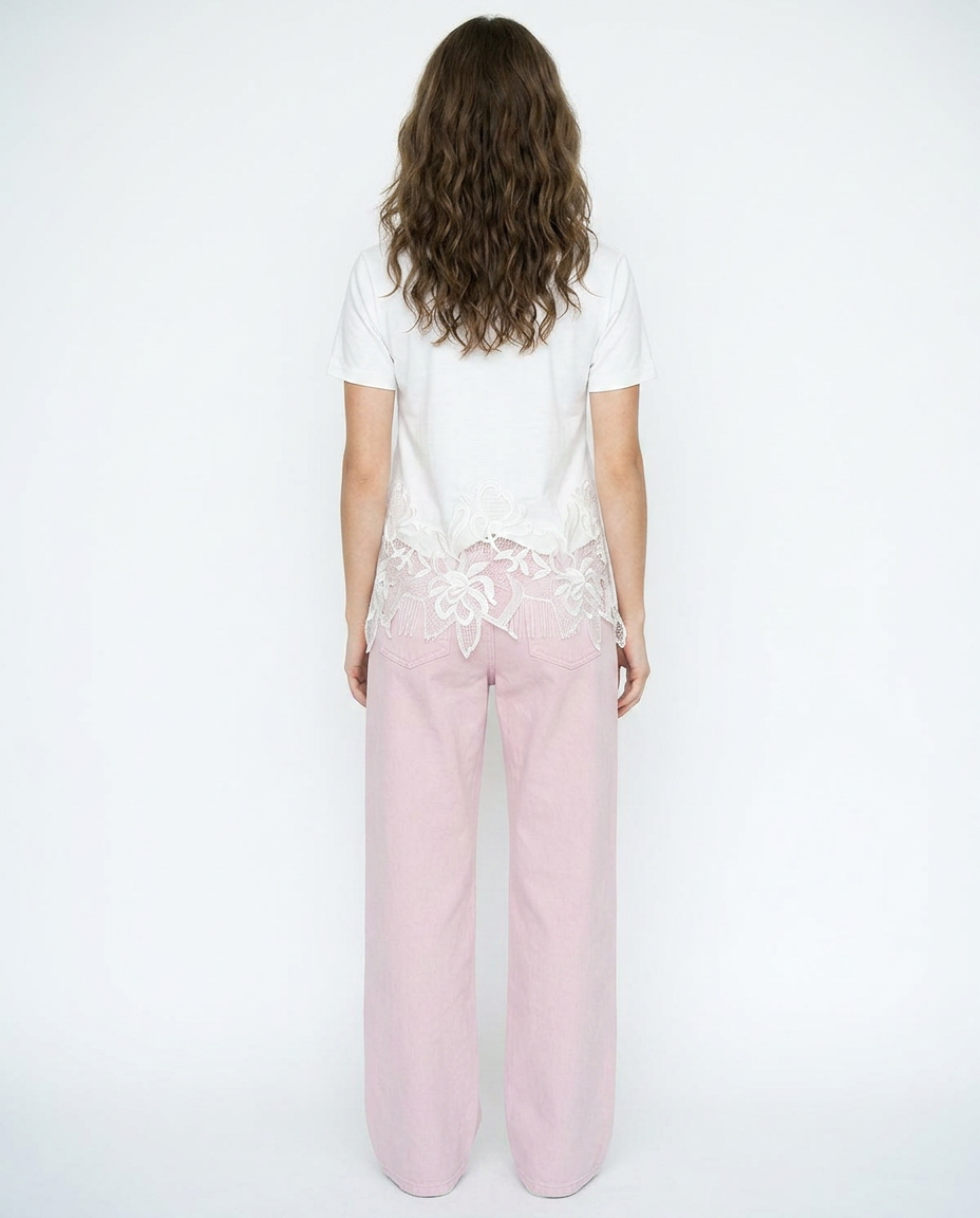 Playera con Detalle Floral en Orilla Blanco - nn.studio Style 6794
