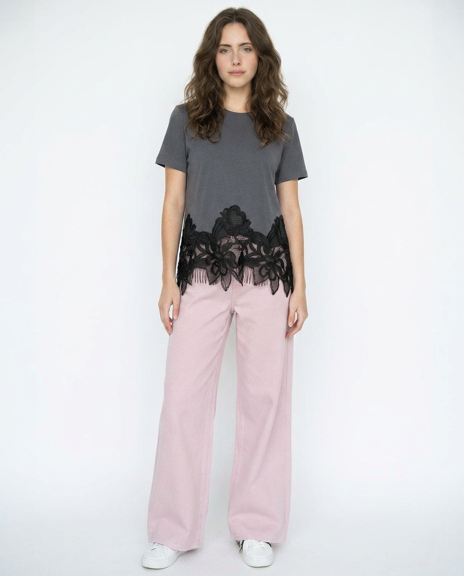 Playera con Detalle Floral en Orilla Negro - nn.studio Style 6794