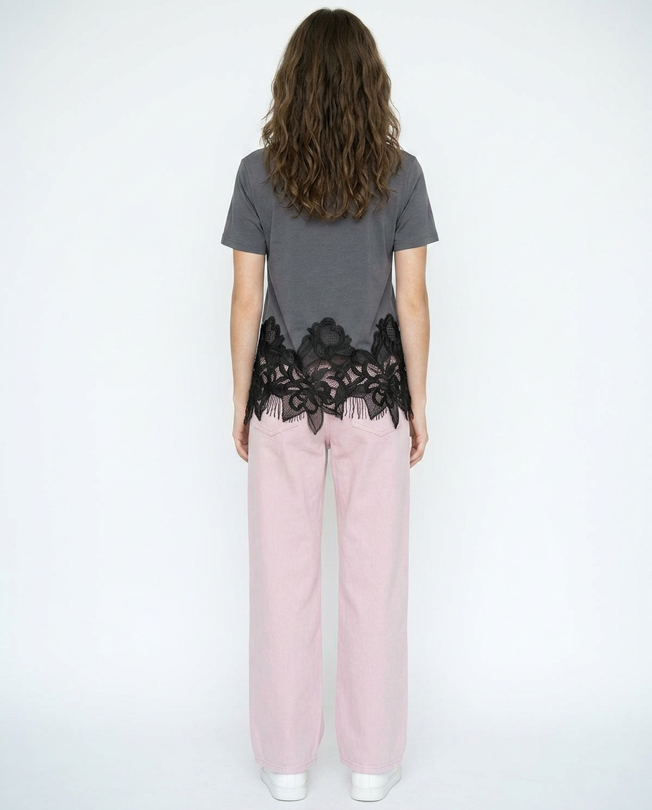 Playera con Detalle Floral en Orilla Negro - nn.studio Style 6794